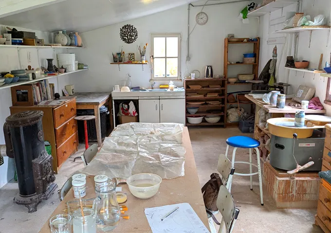 L'atelier de poterie, tour et table de modelage