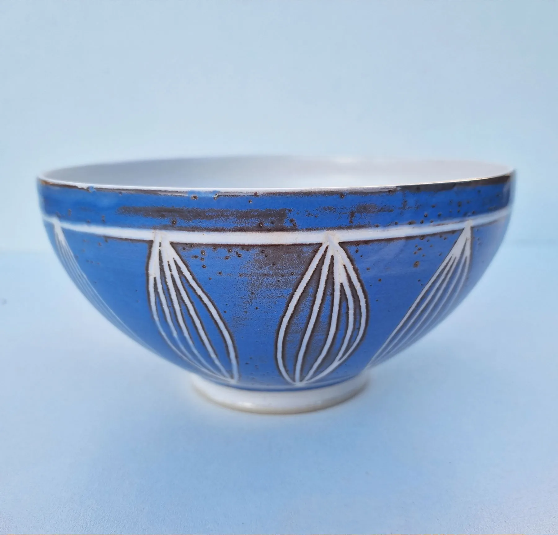 Bol bleu décoré de feuilles gravées